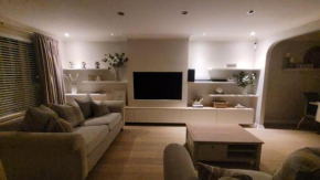 Stylish Modern 3 bedroom house free parking